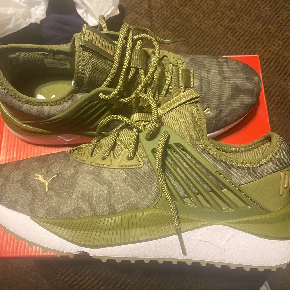 Women’s Puma tennis shoes